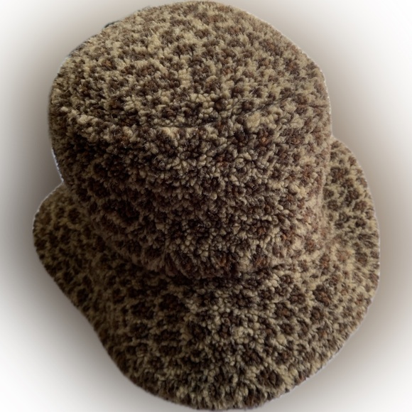 Reversible Sherpa Animal Print Bucket Hat! Inside out it's brown 🤠 - Picture 4 of 6